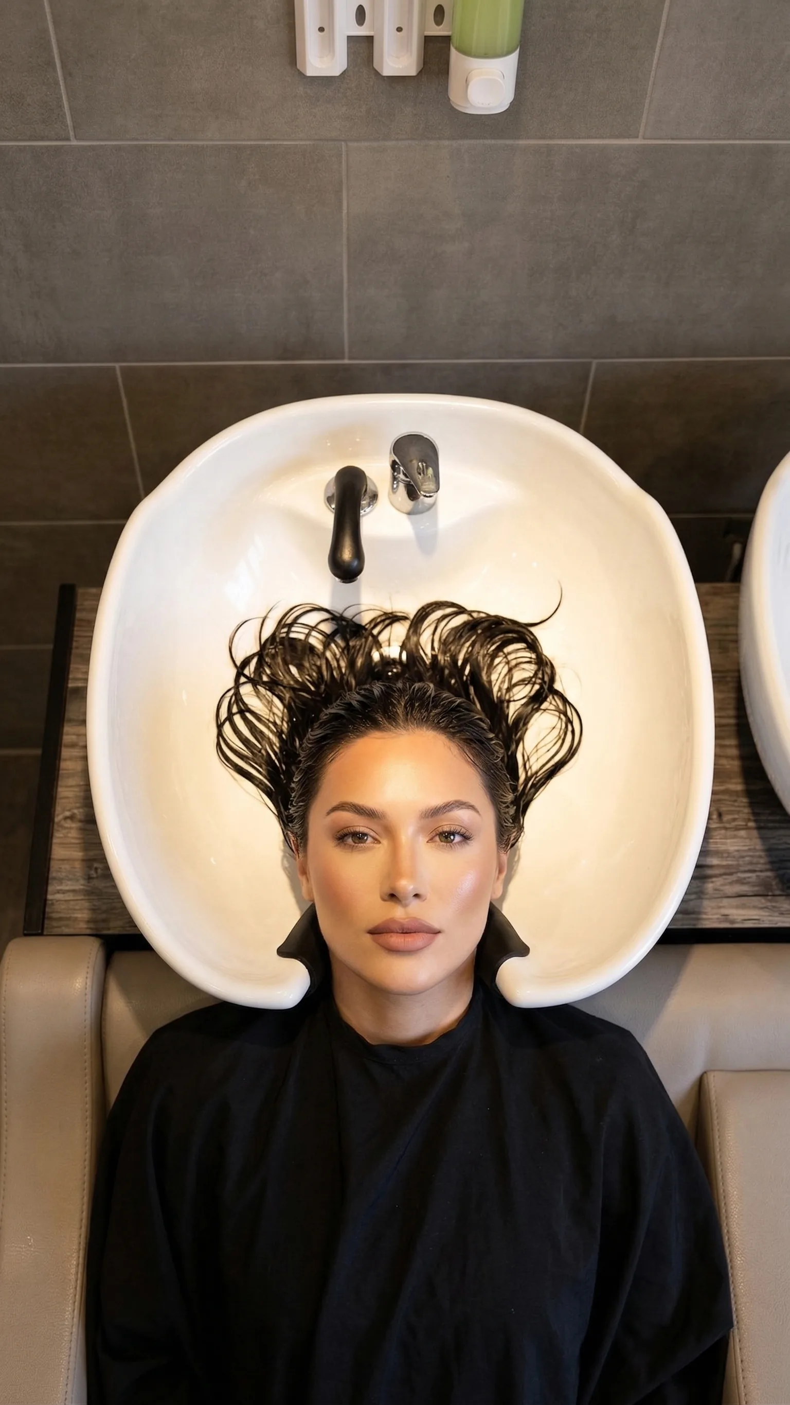 Haarpflege am Waschplatz der Liva Beauty Lounge