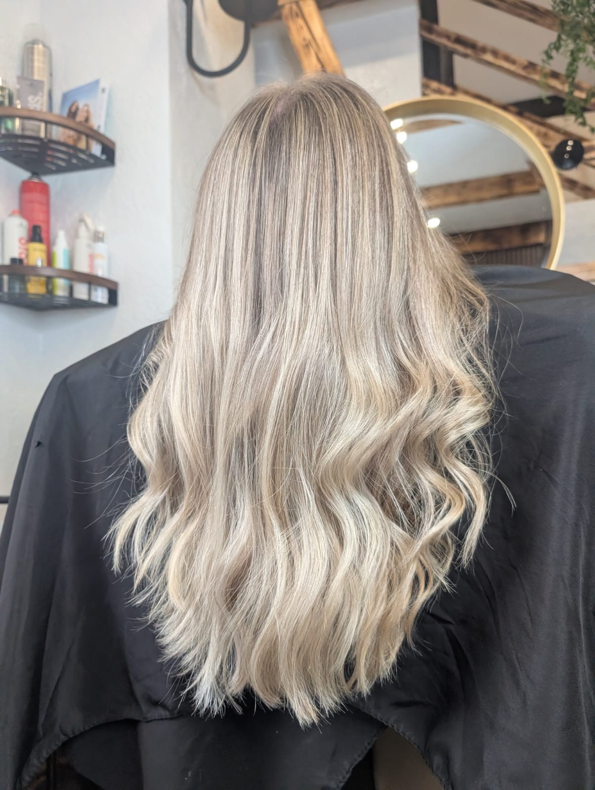 Weiche Blondnuancen nach der Coloration bei Liva