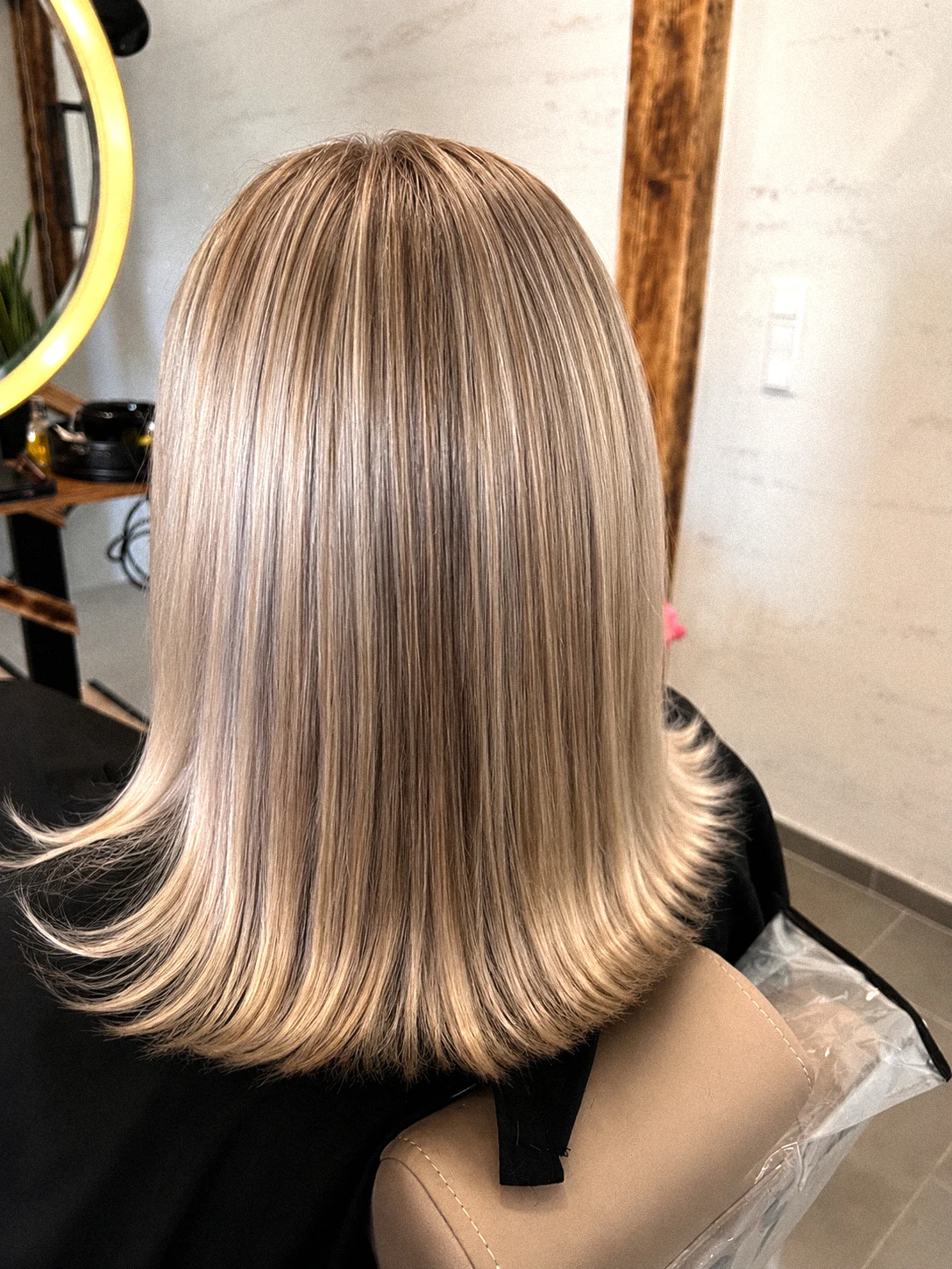 Kühles gleichmäßiges Blond mit seidigem Finish bei Liva Beauty Lounge