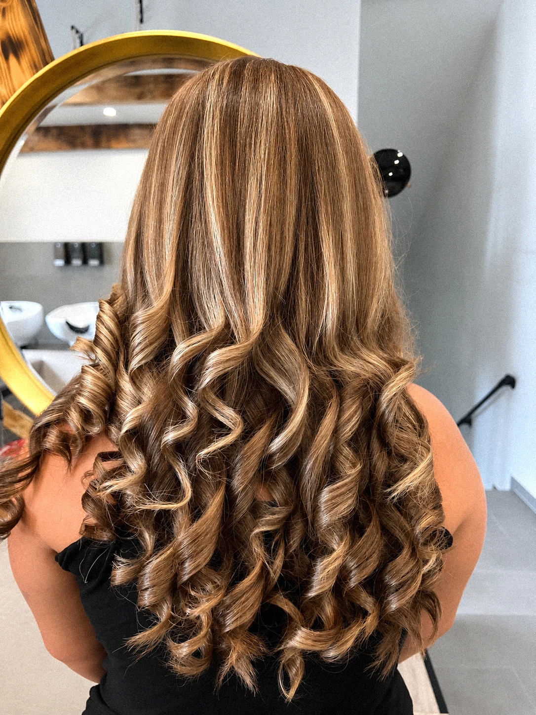 Mehrdimensionales warmes Braun mit Lockenstyling bei Liva Beauty Lounge