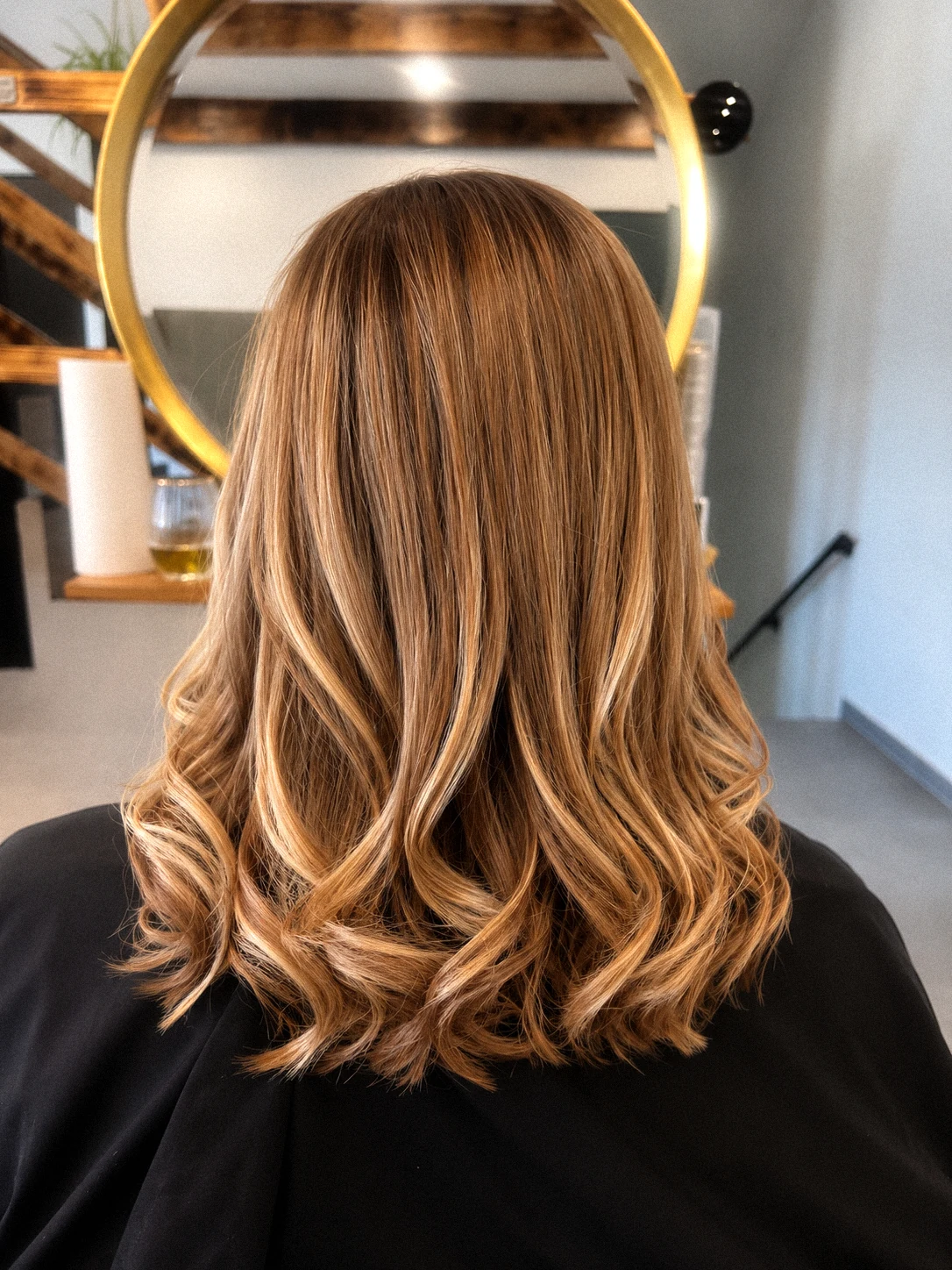 Warme feine Highlights mit glänzendem Styling bei Liva Beauty Lounge