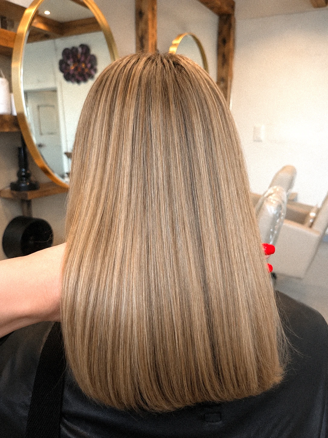 Gleichmäßig glänzendes Haar nach Glossing und Pflege bei Liva Beauty Lounge